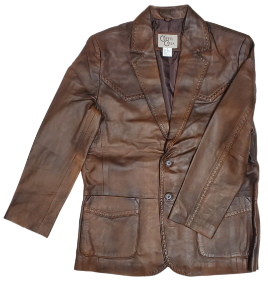 The Cassidy is a Western influenced designed men's blazer jacket is crafted with buttery soft leather, featuring buckstitching around the yoke's and down the sleeves. Boot style stitching on the back panel making this the perfect match for your western style. It features two convenient pockets, and is available in stock at our Smyrna TN shop just a short drive from Nashville. This jacket offers an elegant and sophisticated style that is sure to make a statement.&nbsp;Sizes S-3XL.