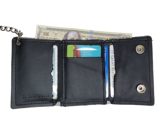 <span>Spade card hand pattern Leather Patch all leather Tri-fold Chain Wallet. 1 Cash Slot for all your important stash, 3 card slots and 1 underneath the middle slot. It's</span><em data-mce-fragment="1"><strong data-mce-fragment="1">&nbsp;USA made&nbsp;</strong></em><span>and Buckle and Hide approved. Approx. 3"x 4" folded. 2 snap closure. Complete with an 12" chrome plated chain including leather belt loop. Available in our Smyrna, TN shop a short drive from downtown Nashville.</span>