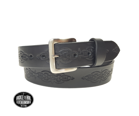 The Williamson handmade all leather belt is made from a single strip of Veg-Tan cowhide that is a hand finished Veg-tan that is 9-10 oz., or approx. 1/8" thick and is 1 1/2" thick. It has an Vintage style embossed design that is never out of style!  The antique nickel plated solid brass buckle is snapped in place. This belt is made just outside Nashville in Smyrna, TN. Perfect for casual and dress wear, it can be for personal use or for groomsman gifts or other gifts as well. 